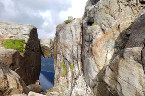 In einer Felsspalte eingeklemmter Steinbrocken 1.000 m über dem Fjord am Kjeragbolten