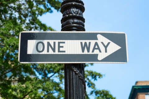 One Way-Schild: Die Verdauung stellt ein in sich geschlossendes System dar und ist vor allem eine Einbahnstraße