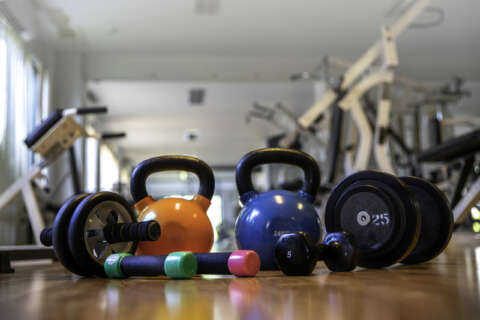 Coporate Fitness: Fitnessraum mit Trainingsgeräten und Gewichten