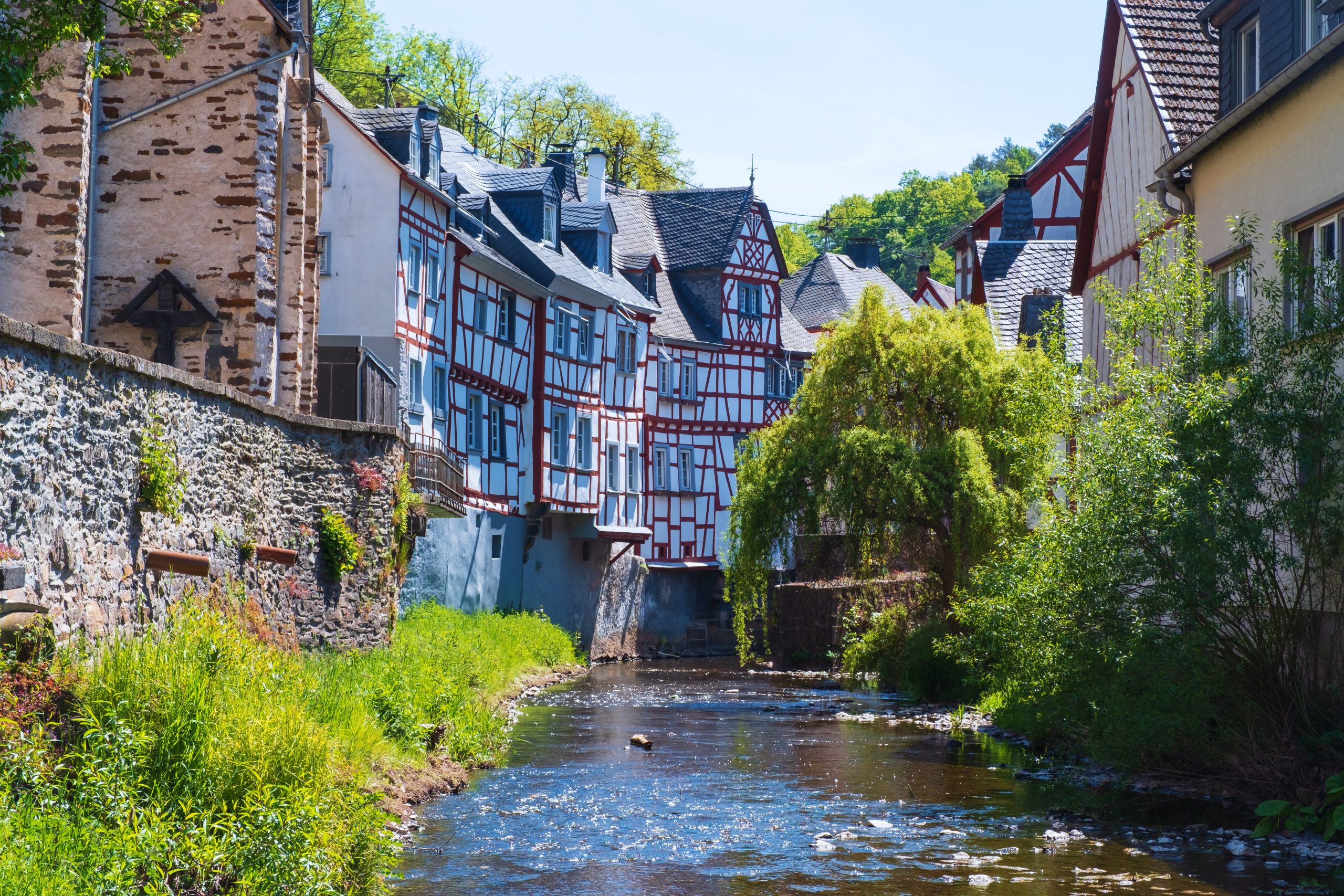 Sommerurlaub in Westdeutschland: Blick auf die historischen Fachwerkhäuser von Monreal in der Eifel
