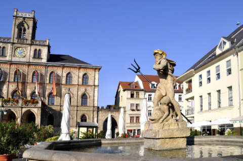 Sommerurlaub Ostdeutschland: Weimar Rathaus Markt mit Neptunbrunnen