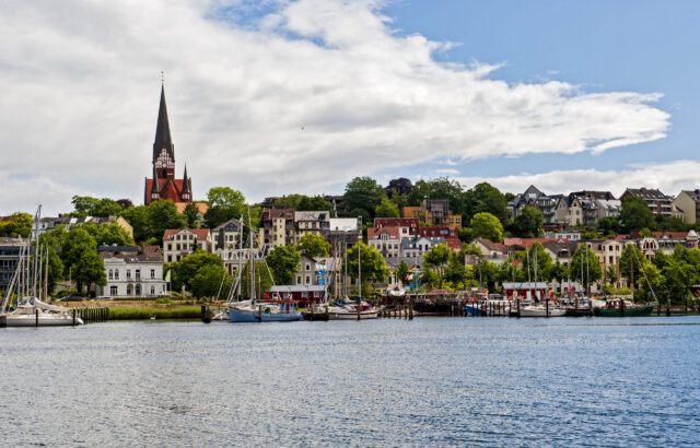 Sommerurlaub Norddeutschland: Flensburger Förde mit Blick auf St. Jürgen Kirche