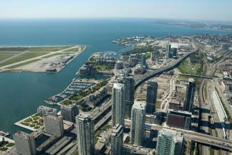 Toronto von oben: Blick vom CN Tower auf die Stadt und dem Flughafen auf der linken Seite