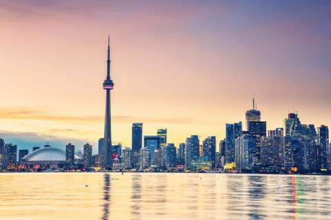 Toronto abends erleben: Bootstour mit Blick auf die Skyline in der Abenddämmerung