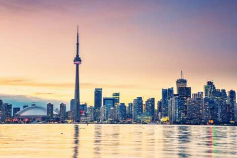Toronto abends erleben: Bootstour mit Blick auf die Skyline in der Abenddämmerung