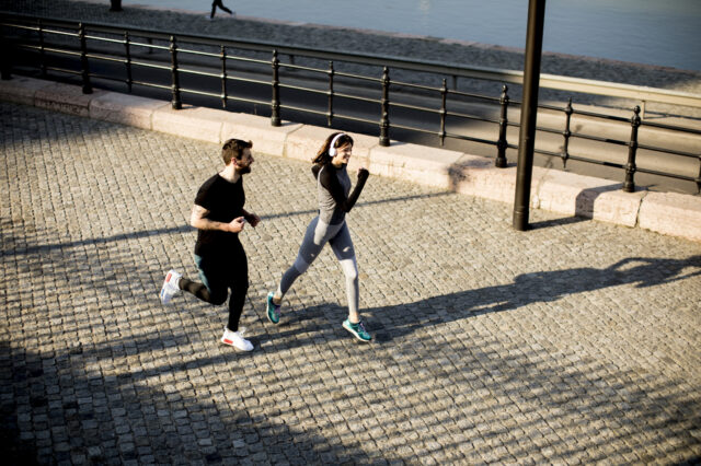 Junges Paar beim Joggen in der Stadt.