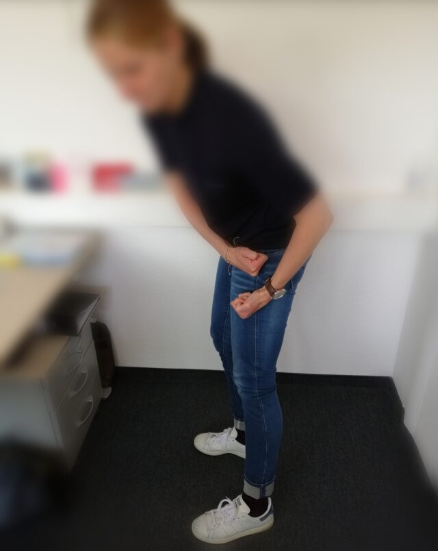 #JustForMe: Entspannung im Büroalltag - Beine durch Klopfen aktivieren
