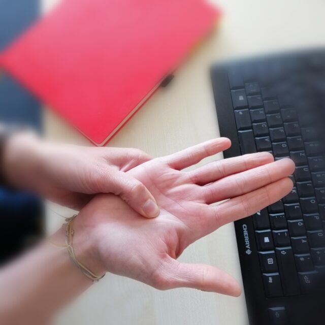 #JustForMe: Entspannung im Büroalltag - Drücken der Handinnenfläche