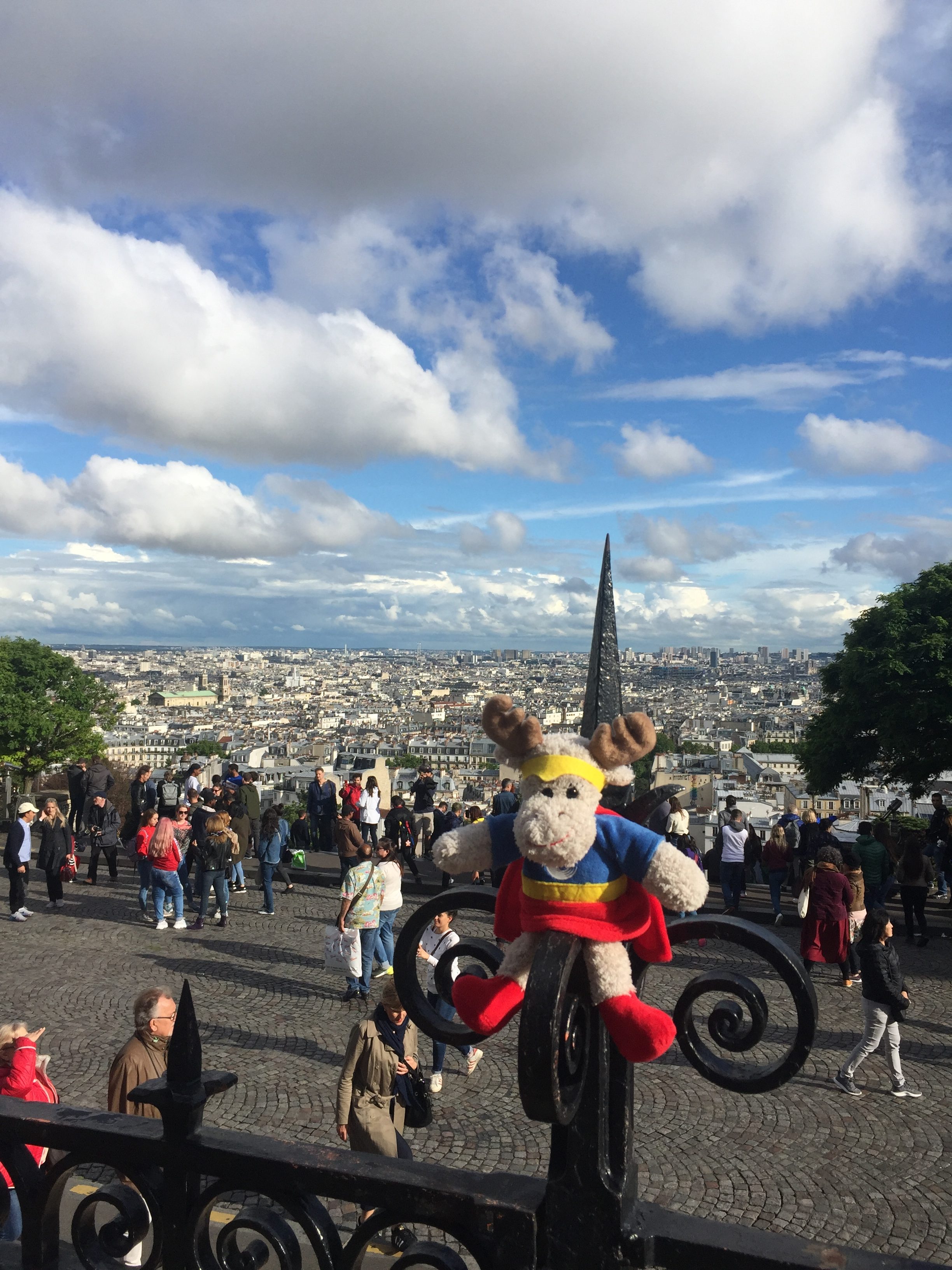 Paris: Blick von der Sacre Coeur auf die Stadt - mit unserem Elch-Maskottchen