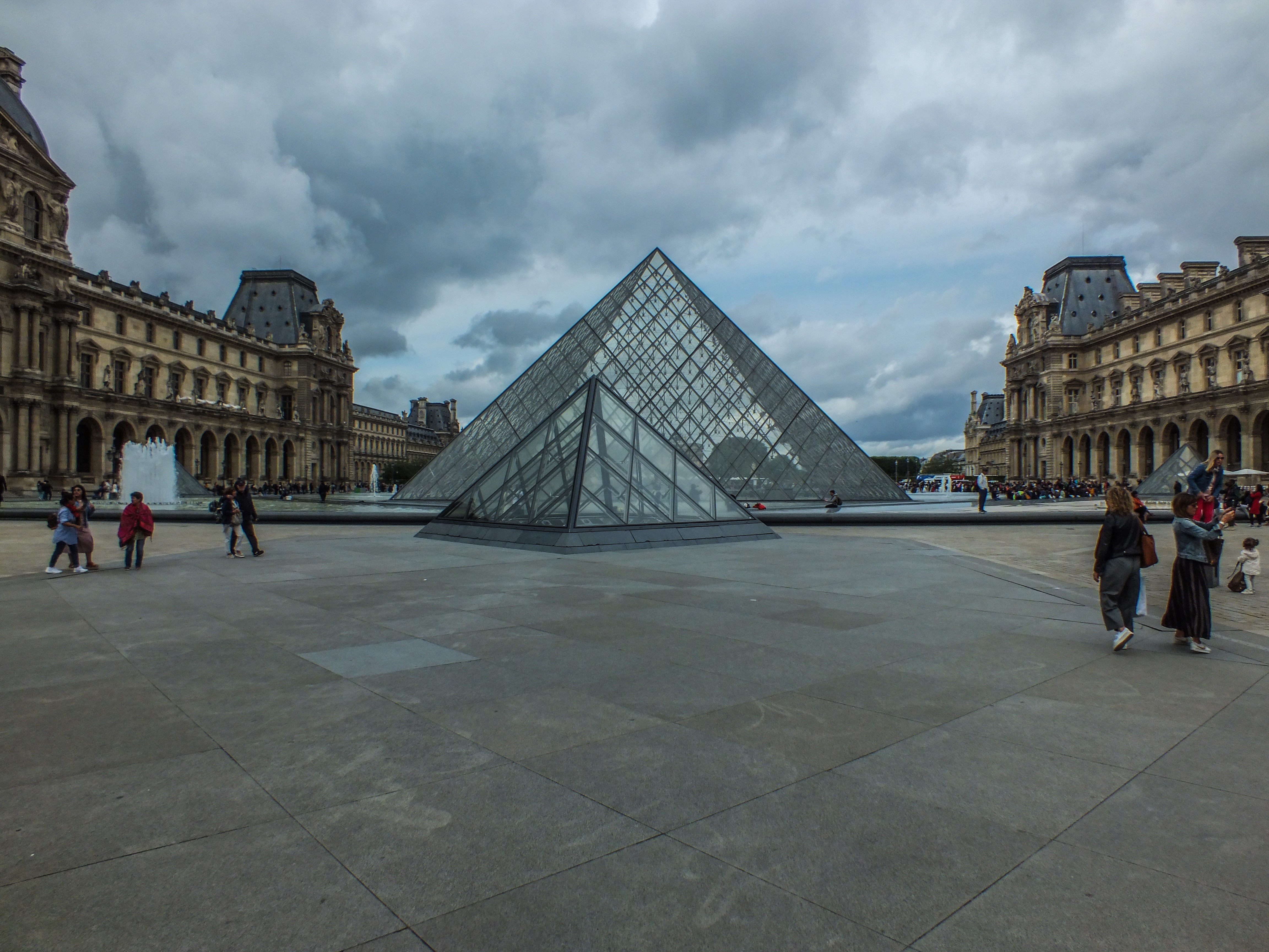 Paris: Die Glaspyramiden des Louvre