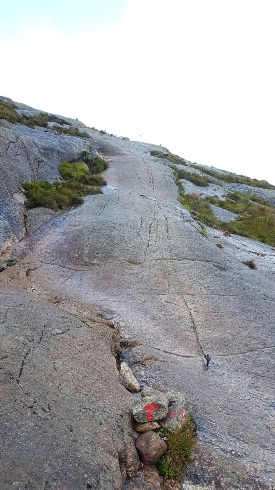 Steile Felswand mit Stahlseil zum Festhalten auf dem Weg zum Kjeragbolten