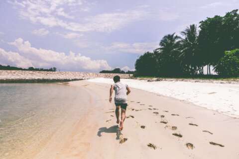 Marathon: Mann läuft im Urlaub am Strand