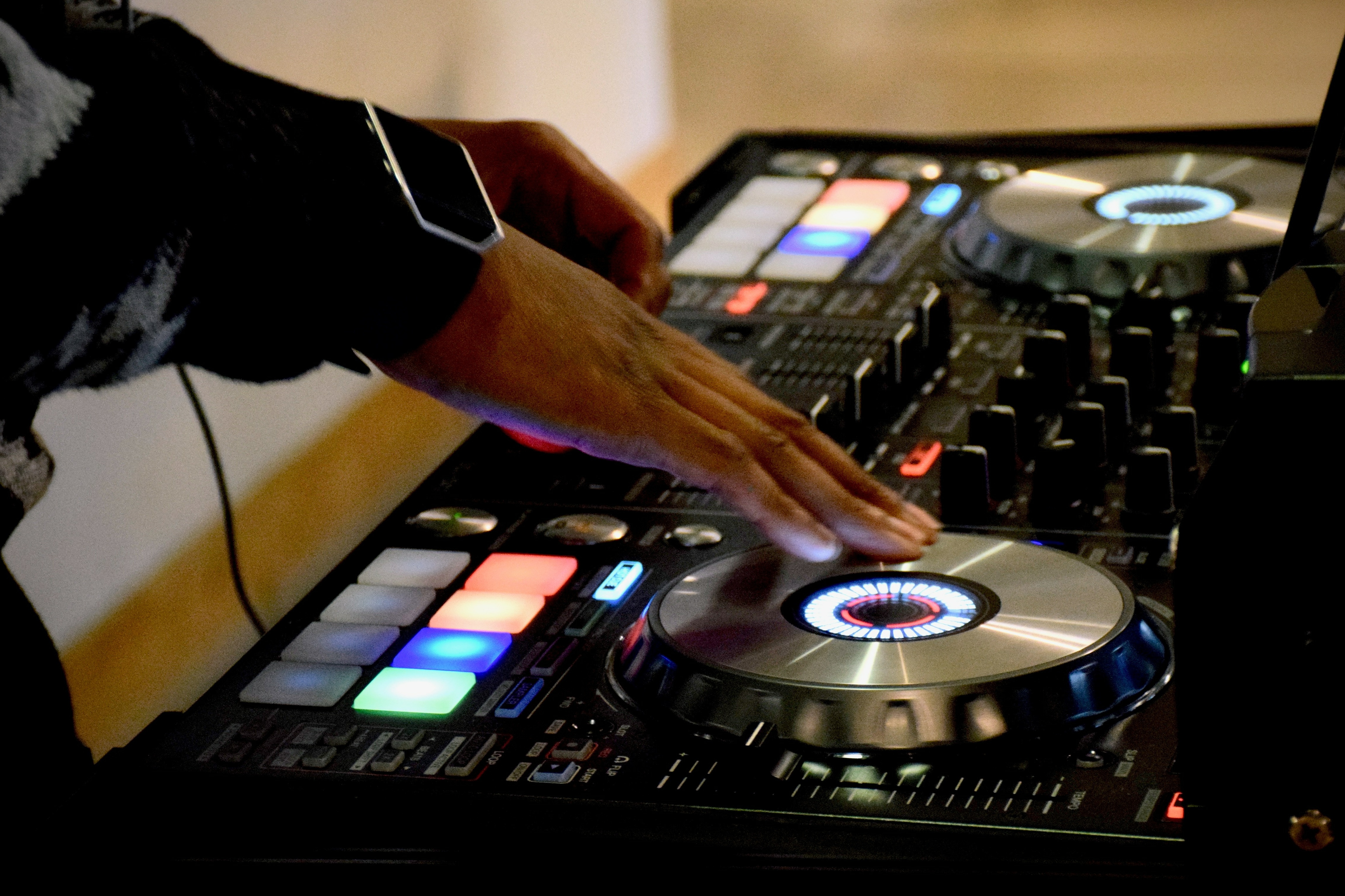 HIIT: DJ mixt und scracht am DJ-Pult