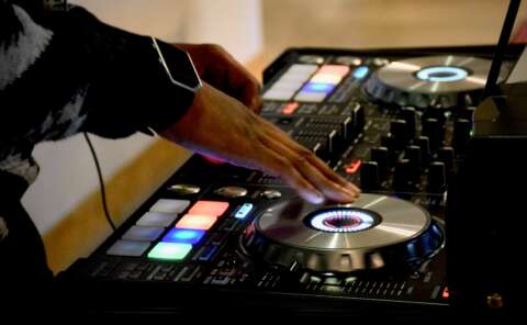 HIIT: DJ mixt und scracht am DJ-Pult