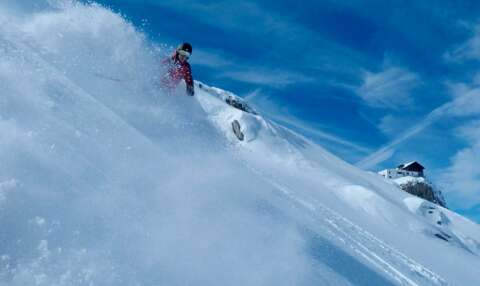Wintersport: Ein Mann fährt auf Ski die Piste hinunter