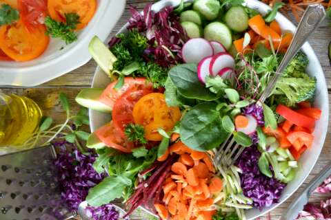 Nachhaltig essen bunt gemischte Salatschüssel steht auf einem Tisch