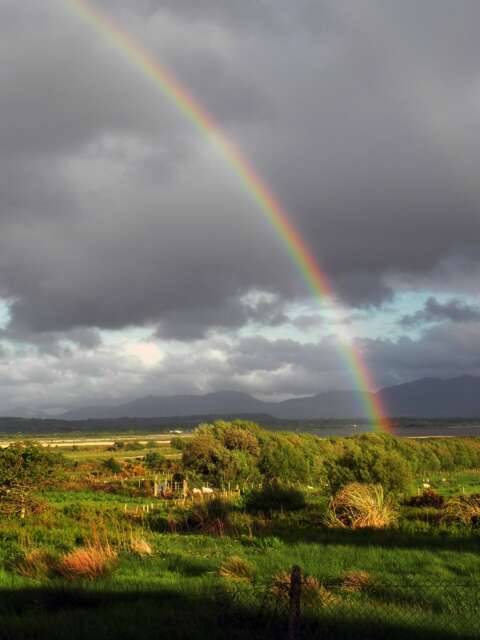 Irland: Regenbogen über eine irische Landschaft
