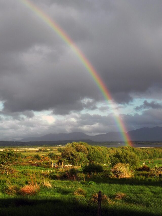 Irland: Regenbogen &uuml;ber eine irische Landschaft