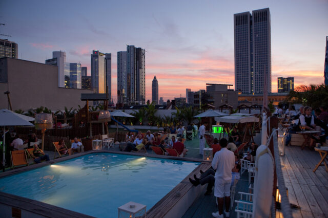 Blick von der Long Island Summerlounge auf die Frankfurter Skyline
