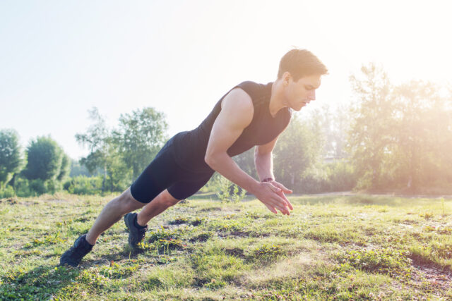 HIIT: Mann klatscht zwischen Liegestützen in die Hände