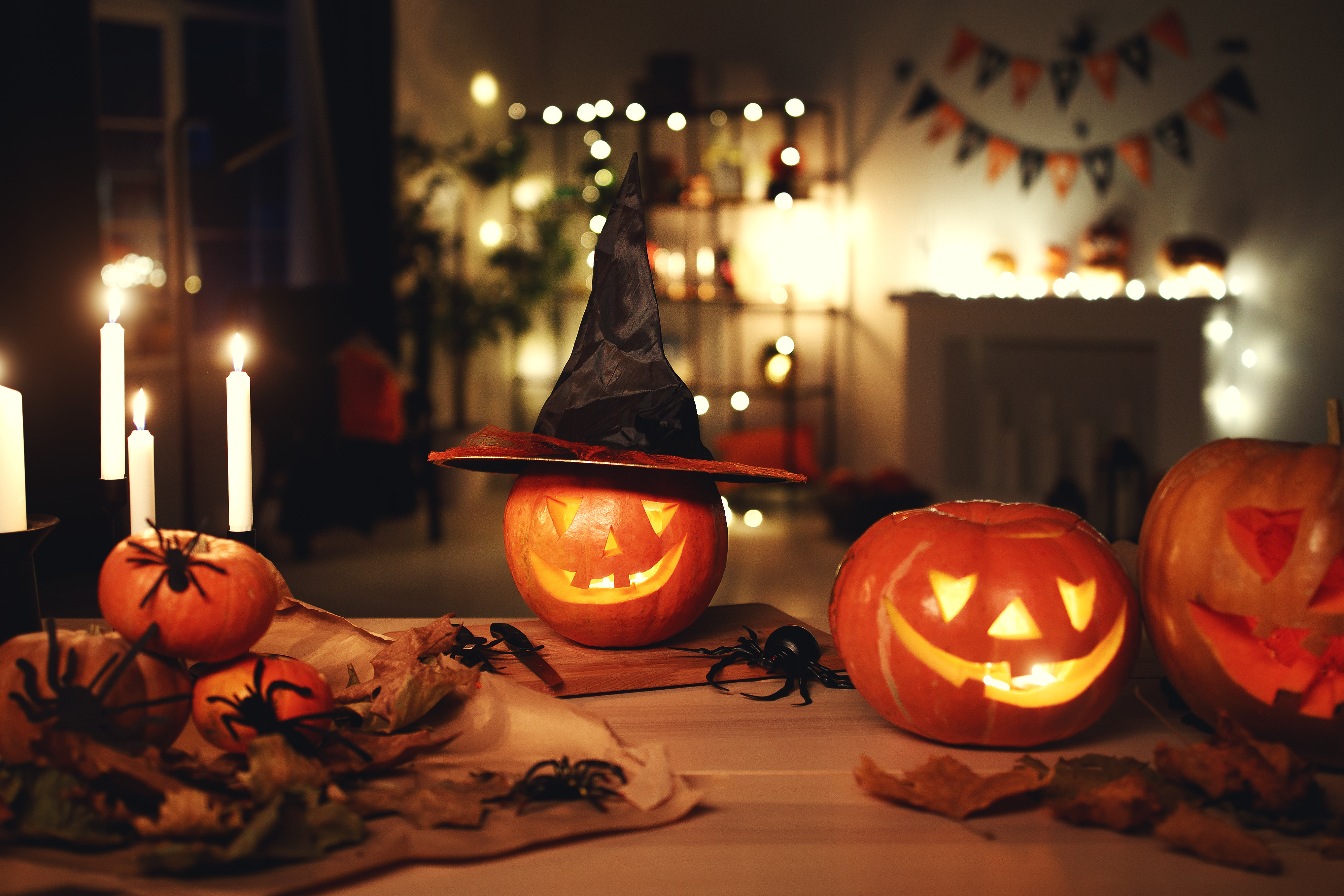 Halloween: Kürbisse und Kerzen als Dekoration