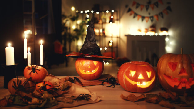 Halloween: Kürbisse und Kerzen als Dekoration