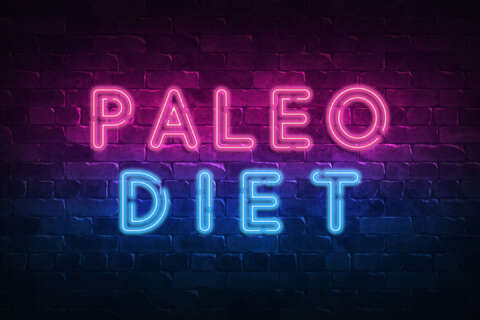 Paleo: Neonschild mit Aufschrift Paleo Diet auf einer Ziegelsteinwand