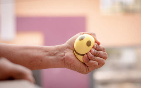 Stress: Eine Hand drückt einen weichen Ball zusammen, um Stress abzulassen.