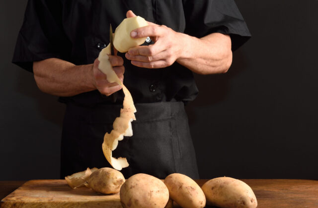Zero-Waste: Ein Mann schält große Kartoffeln