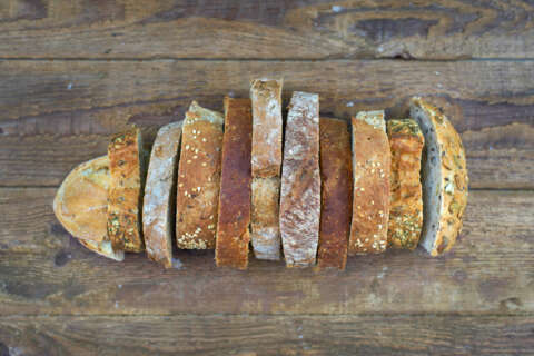 Zero-Waste: verschiedene Brotscheiben als Brot auf einem Tisch gelegt