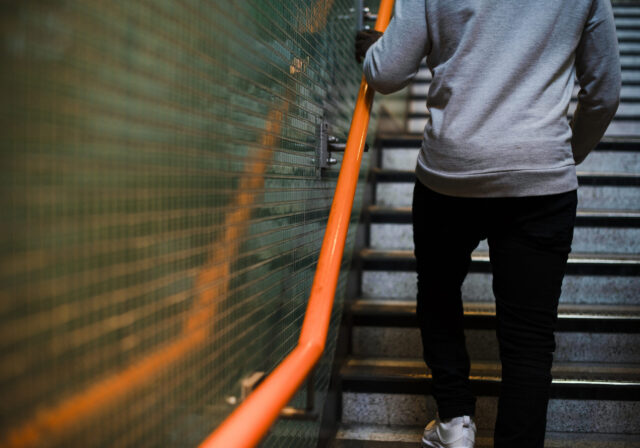 Herz in Form: Mann steigt eine Treppe hinauf