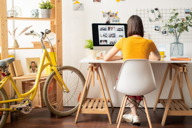 Herz in Form: Frau arbeitet im Homeoffice an einem PC