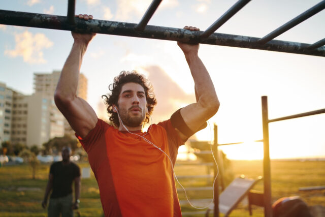 Mann beim Crossfit-Traing in einem Park