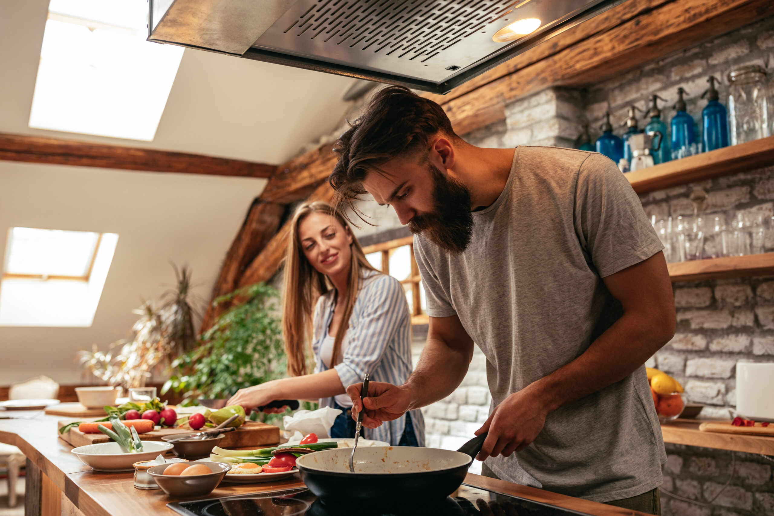 Zero Waste: junges Paar kocht gemeinsam in der Küche