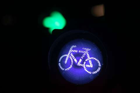 Radfahren: Ampel mit blauem Signallicht für Fahrräder