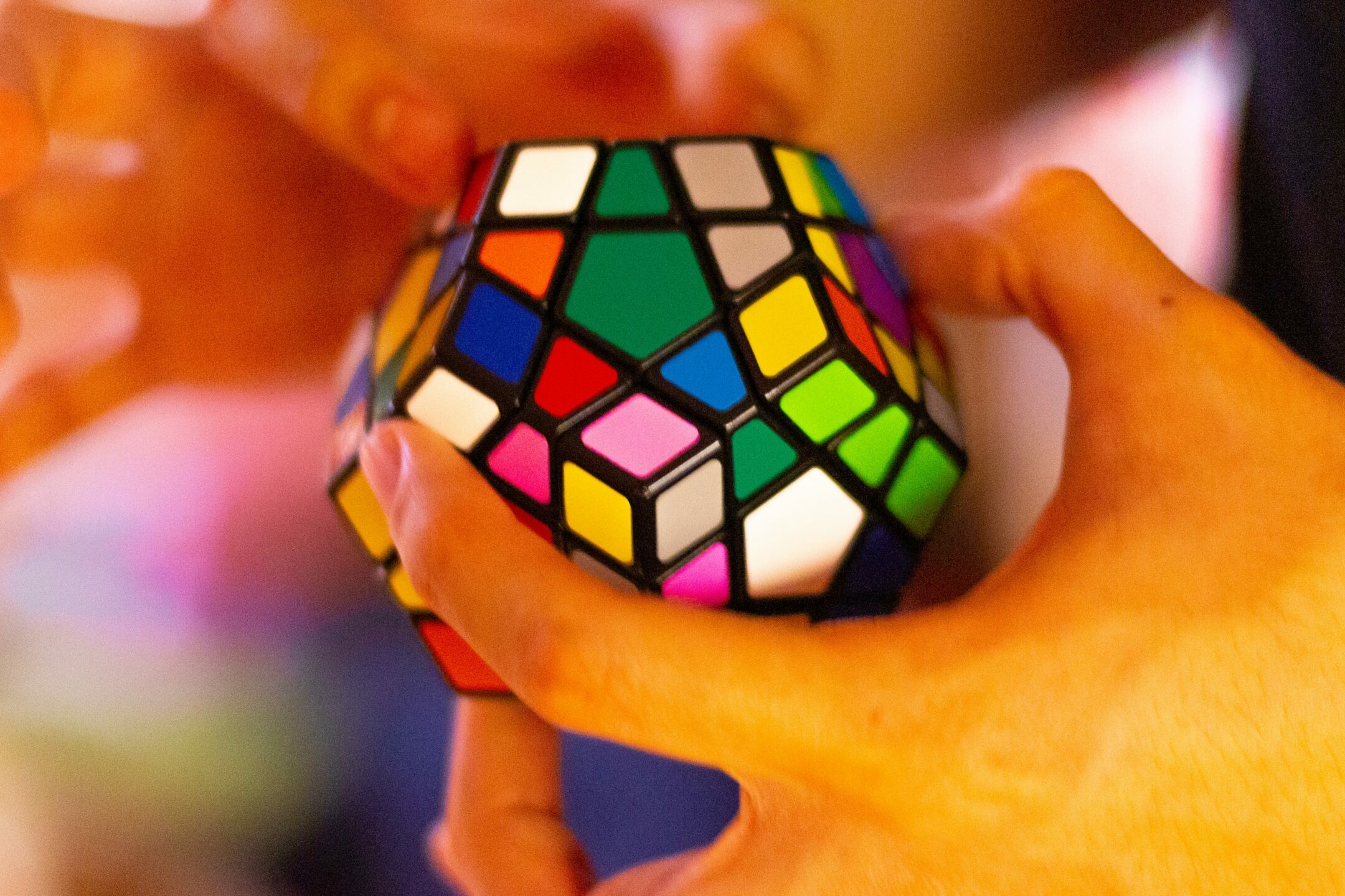 Gehirnjogging: Person spielt mit einen Rubiks Würfel