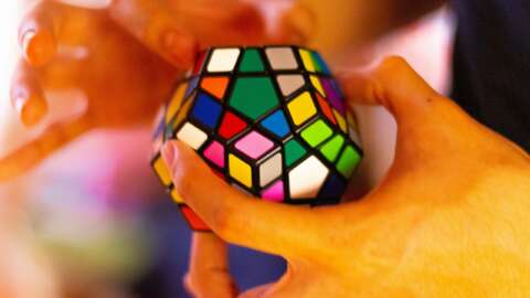 Gehirnjogging: Person spielt mit einen Rubiks Würfel
