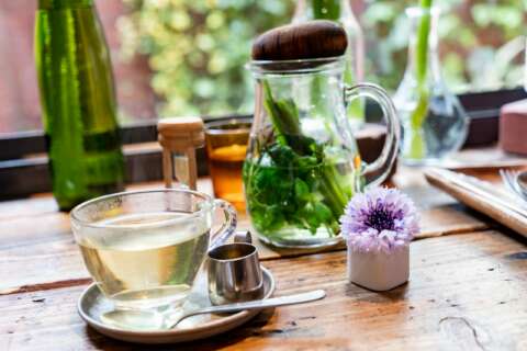 Tee: Eine Glaskanne mit Tee aus frischen Kräutern