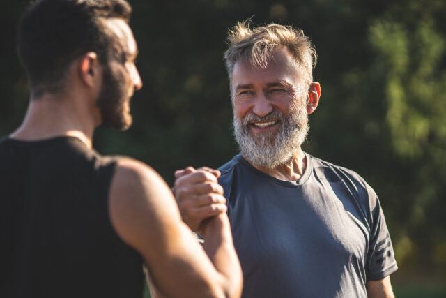Männergesundheit: 2 Herren im Sportoutfit schlagen die Hände ein