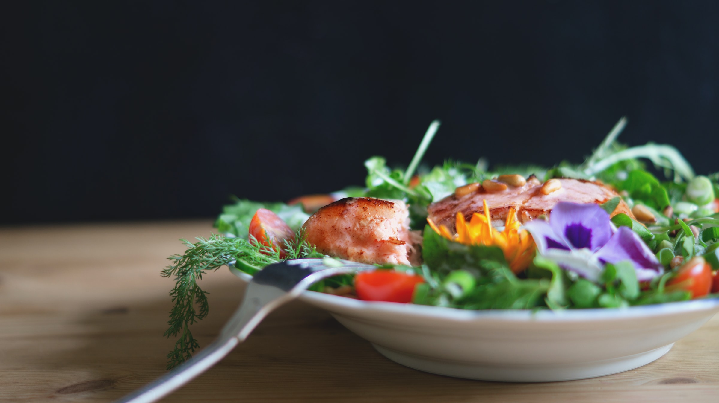 Ernährung im Sport: ein Teller mit frischem Salat