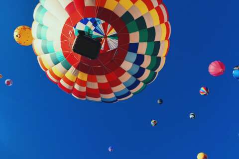 Ballast abwerfen: Bunte Heißluftballons schweben in den Himmel