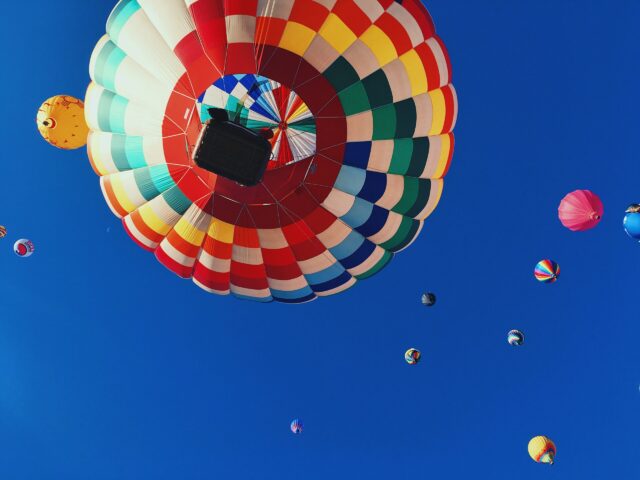 Ballast abwerfen: Bunte Heißluftballons schweben in den Himmel