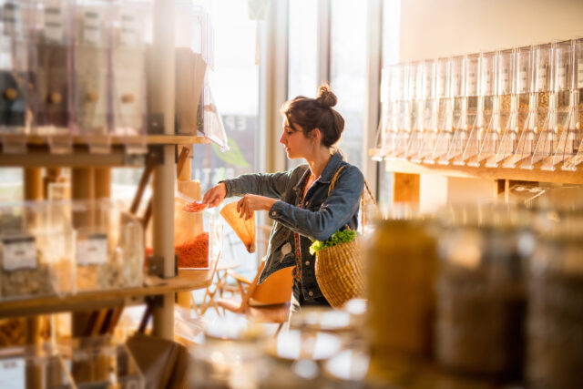 Zero Waste: Junge Frau in einem Unverpacktladen beim Einkaufen
