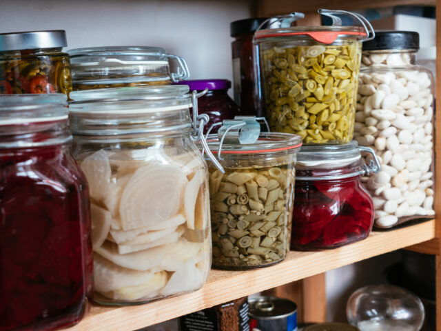 Zero Waste: Eingekochte Lebensmittel auf einem Regal