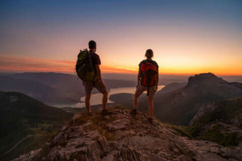 Outdoor-Typ: ein Paar genießt die Aussicht auf einem Berg