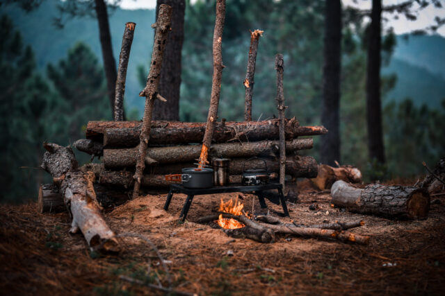 Outdoor-Typ: ein einfaches Lagerfeuer mit Kochgeschirr im Wald