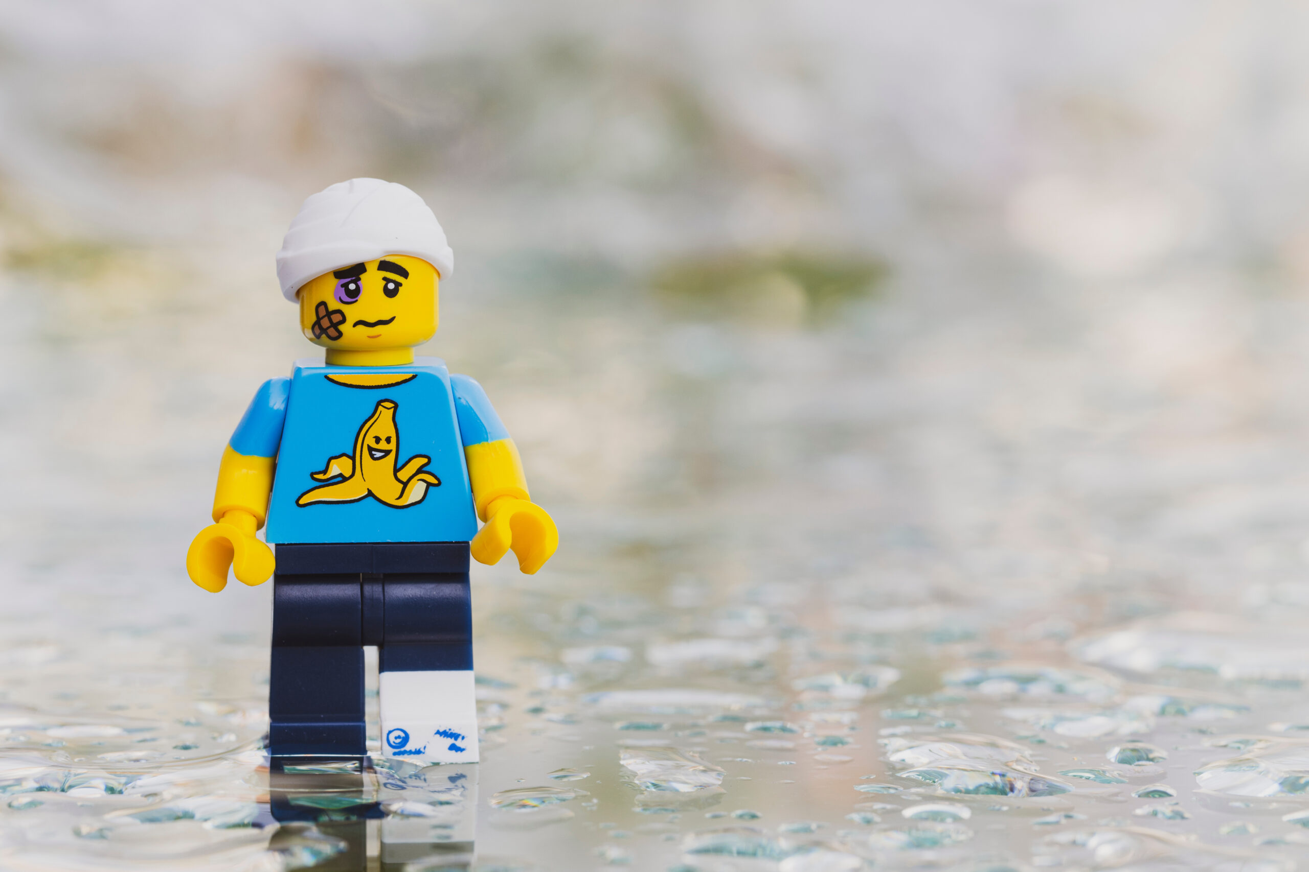 Unfall: Lego Minifigur Junge mit gebrochenem Bein