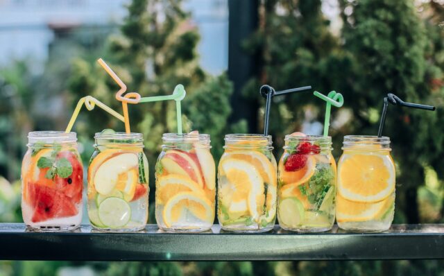 Endlich Sommer: Wasser mit verschiedenen Obstsorten in Einmachgläsern