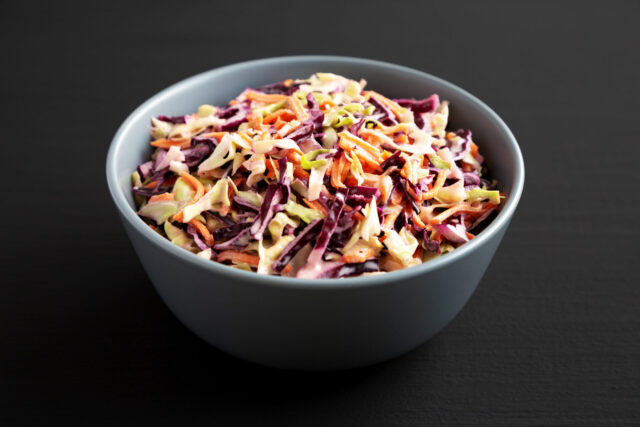 Rothohl: hausgemachter Coloslaw mit Rotkohl und Möhren.