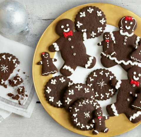 Gesündere Weihnachten: selbstgemachte Schokoladenkekse auf einem Teller